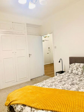 Cosy 2 bedroom apartment in Swiss Cottage.